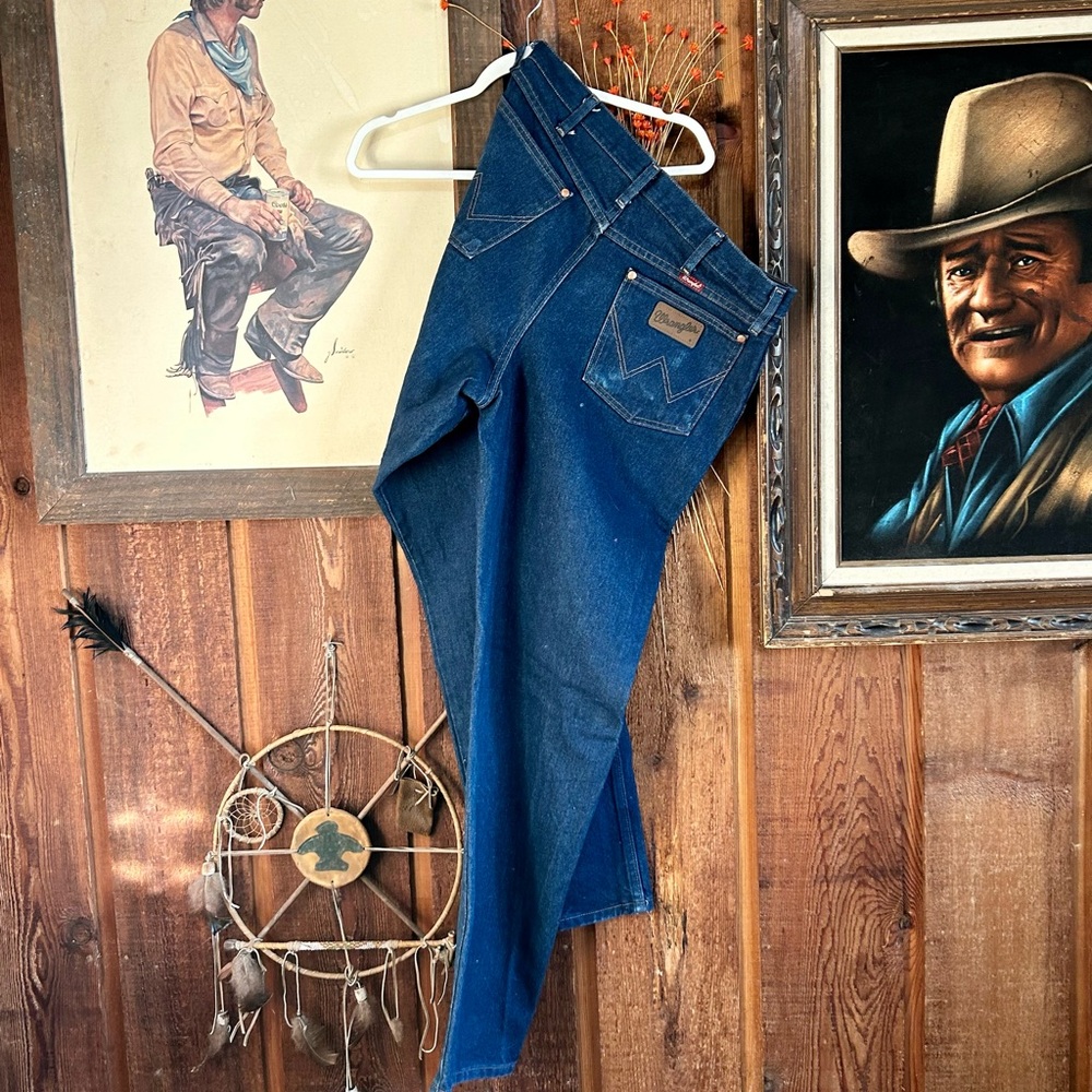 Wrangler Dark Blue Straight Jeans 33x34 or Womens Jean size 30 like new